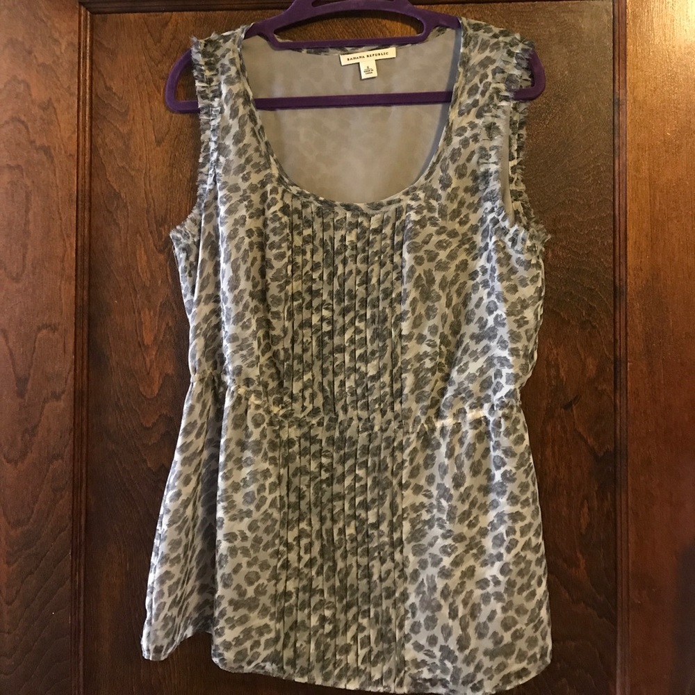 Animal print sleeveless grey and white top from Banana Republic. Size Sm…